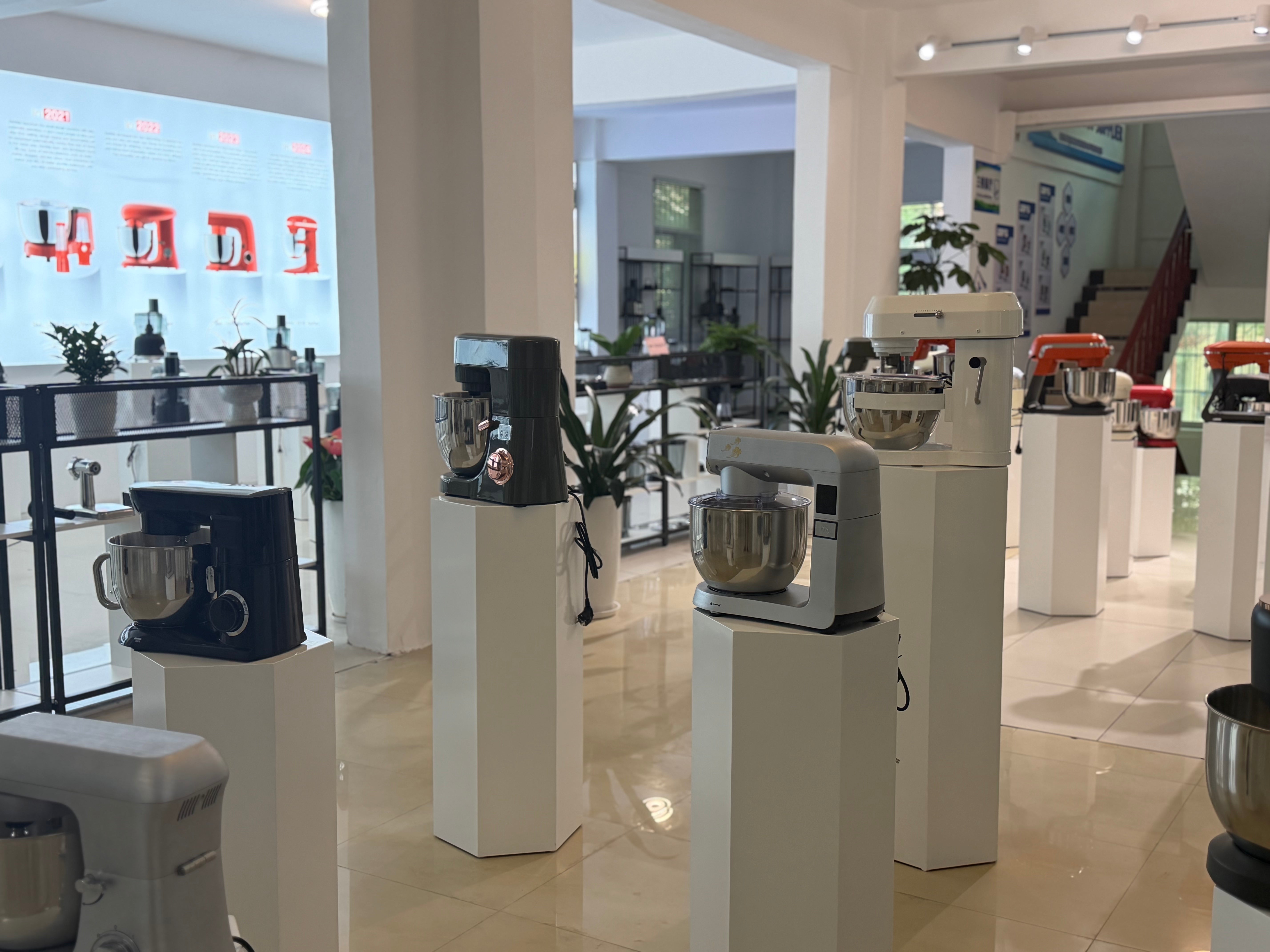 What is a Stand Mixer? Essential Guide & Reviews